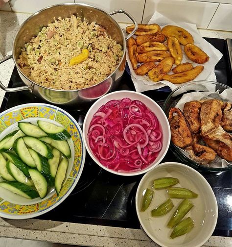 Moksie alesie (mixed rice& beans), is a Surinamese dish completed with fried plantain, fried fish, pickled,spicy red onions, cucumbers and okra!😋 Fried Plantain, Mixed Rice, Rice Beans, Plantains Fried, Red Onions, Fried Fish, Okra, Red Onion, Cobb Salad