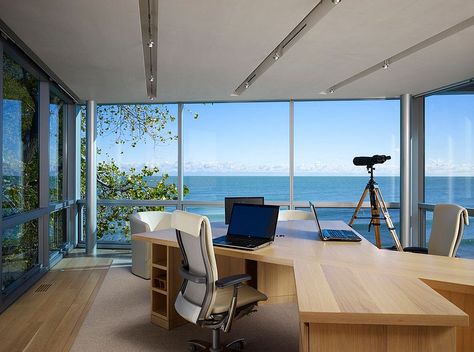 Modern home office keeps the focus on the view outside [Design: Booth Hansen] Beautiful Office Spaces, Office With A View, Bedroom Inspirations Minimalist, Home Office Modern, Modern Home Offices, Modern Office Decor, Beautiful Office, Luxury Office, Bureau Design