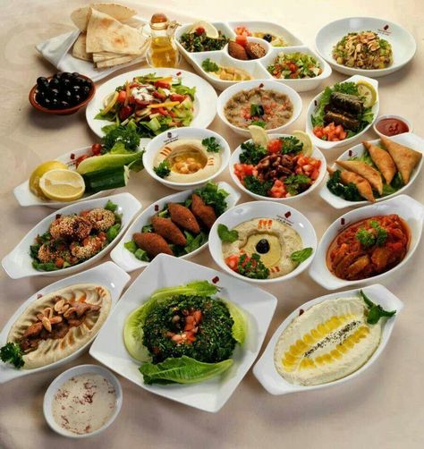 Beautiful Arabian Dishes Arabian Dishes, Table Ramadan, Ramadan Journal, Mediterranean Appetizers, Bene Gesserit, Middle Eastern Food, Arabic Recipes, Arabian Food, Egyptian Food