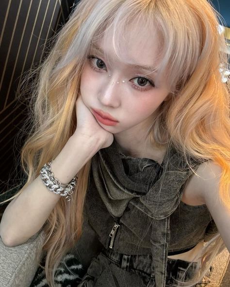 aespa winter Winter Blonde, Winter Instagram, Aespa Winter, Winter Aespa, Kim Min, Black Mamba, Kpop Girl Groups, K Pop Music, Britney Spears