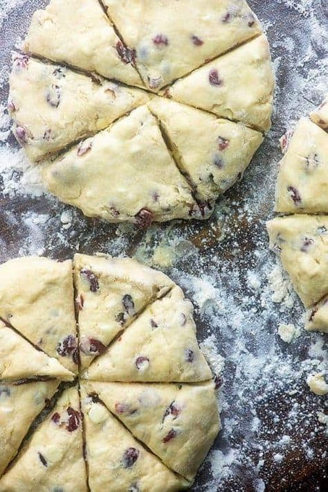 Puffs Recipes, Baking Scones, Buns In My Oven, Cranberry Scones, Chocolate Cranberry, Chocolate Scones, Scones Recipe Easy, Cream Puff Recipe, Homemade Scones