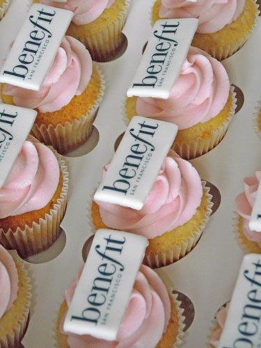 Benefit Corporate Logo Mini Cupcakes. Beach House Bakery Branded Party Favors, Grand Opening Ideas Business Food, Opening Party Ideas Business, Pr Event Ideas, Opening Event Ideas, Business Party Ideas, Grand Opening Decorations Ideas, Grand Opening Cake, Branded Cupcakes