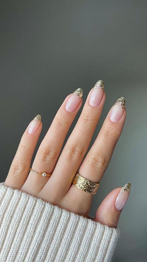 Ongles Beiges, Fall Almond Nails, Nye Nails, Bridesmaids Nails, Gold Nail Designs, Gold Glitter Nails, Thanksgiving Nails, New Year's Nails, Xmas Nails