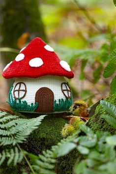 DIY crochet : tutoriel gratuit pour réaliser une maison champignon - Marie Claire Crochet Mushroom House, Amigurumi Mushroom, Christmas Crochet Patterns Free, Diy Amigurumi, Chic Crochet, Mushroom Pattern, Crochet Fairy, Confection Au Crochet, Crochet Mushroom