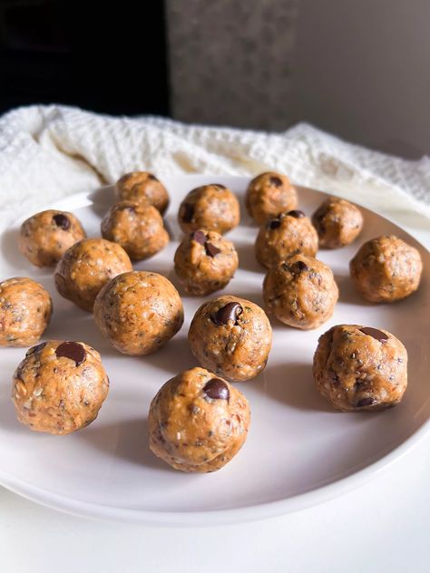 Learn how to make healthy and delicious Vegan Peanut Butter Protein Balls. Packed with plant-based protein and easy to customize with your favorite ingredients. Peanut Butter Protein Balls, Healthy Vegan Snacks, Vegan Peanut Butter, Protein Balls, Energy Snacks, Peanut Butter Protein, Peanut Butter Balls, Protein Ball, Plant Based Protein