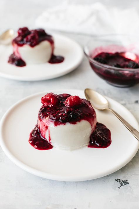 A creamy, dairy-free, coconut panna cotta that's topped with slightly boozy macerated berries. A delicious dessert recipe! Easy Panna Cotta Recipe, Dessert Sans Four, Vegan Panna Cotta, Chocolate Panna Cotta, Coconut Panna Cotta, Pudding Chia, Panna Cotta Recipe, Tiramisu Dessert, Beautiful Desserts