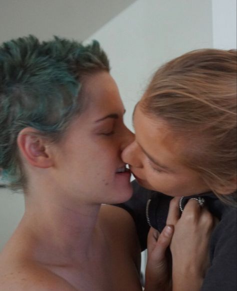 💋😽 Kristen Stewart And Stella Maxwell, Kristen Stewart Selfie, Kristen Stewart Kiss, Julianne Hough Dancing, Kristen Stewart Stella Maxwell, Kristen Stewart Eyes, Kristen Stewart And Stella, Kristen Stewart Movies, Kristin Stewart