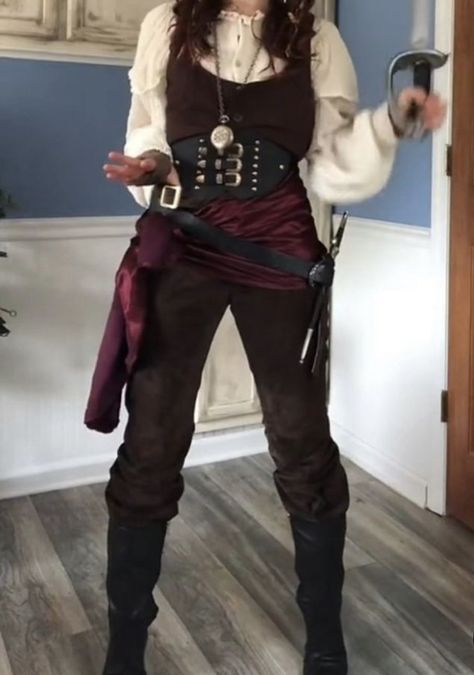 Renfaire Pirate Women, Fantasy Pirate Aesthetic Outfit, Fantasy Pirate Outfit, Pirate Clothes Female, Ren Faire Pirate Woman, Cute Pirate Outfit, Modern Pirate Aesthetic, Piratecore Outfit, Pirate Core Aesthetic