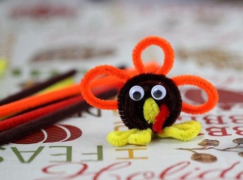 5 Thanksgiving Activities for Kids | LIFESTYLE BLOG Toddler Turkey Crafts, Pipe Cleaner Turkey, Pipe Cleaner Animals, Pipe Cleaner Art, Chenille Crafts, Easy Thanksgiving Crafts, Derby Ideas, Thanksgiving Activities For Kids, Turkey Crafts