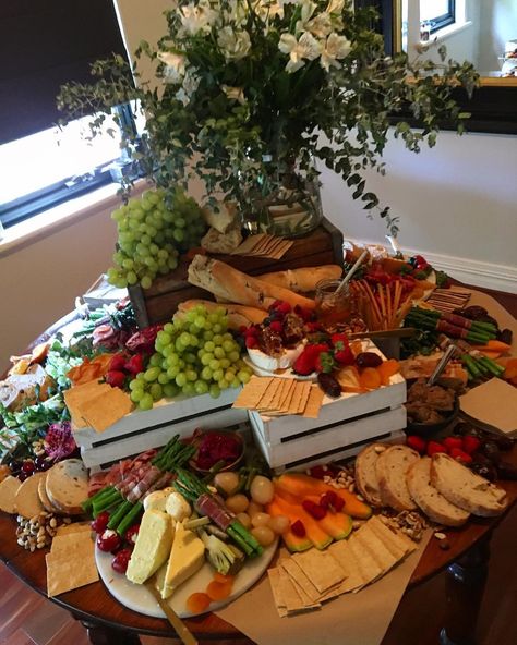 round table grazing Appetizer Table Decor, Thanksgiving Appetizer Table, Table Grazing, Appetizer Table, Food Display Table, Set Up Ideas, Cheese Table, Thanksgiving Appetizer, Appetizers Table