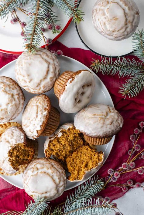 Prepare for rave reviews of the best Christmas muffin once you bake these bakery-style gingerbread muffins! Coated with a sweet vanilla glaze, they taste just like gingerbread cookies. Freeze Muffins, Christmas Muffins, Bakery Muffins, Gingerbread Muffins, How To Make Gingerbread, Bakery Style Muffins, Muffin Liners, Vanilla Glaze, Mini Muffins