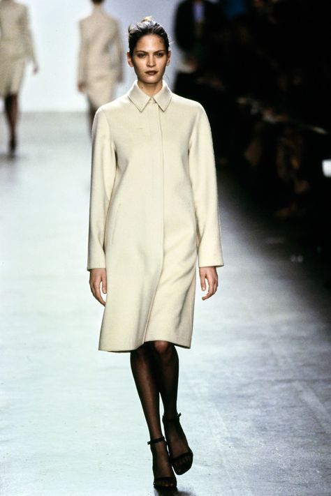 Calvin Klein Collection Fall 1999 Ready-to-Wear Fashion Show - Frankie Rayder Frankie Rayder, 90s Calvin Klein, 90s Runway Fashion, Parisian Chic Style, Prada Spring, Outfit 90s, Calvin Klein Collection, Runway Looks, Fashion Tips For Women