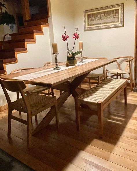 Desde Villarrica nos comparten imágenes del resultado precioso de conjunto de mesa comedor espiga en roble chileno, silla Leonidas, wishbone natural y nuestra banqueta Lucía 🔥 Ingresa a nuestro sitio web www.rusticoindustrial.cl y conoce nuestros productos Hacemos envíos a todo Chile 🚛 Contamos con todo medio de pago 💳 Ofrecemos hasta 12 cuotas precio contado 🤩