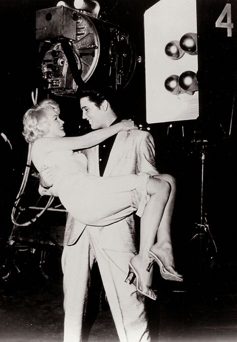 Marilyn Monroe - Elvis Presley This is the cutest thing I've ever seen <3 Elvis Images, Young Elvis, Jailhouse Rock, Elvis Presley Pictures, Elvis And Priscilla, Joe Dimaggio, Elvis Movies, Vivien Leigh, Usain Bolt