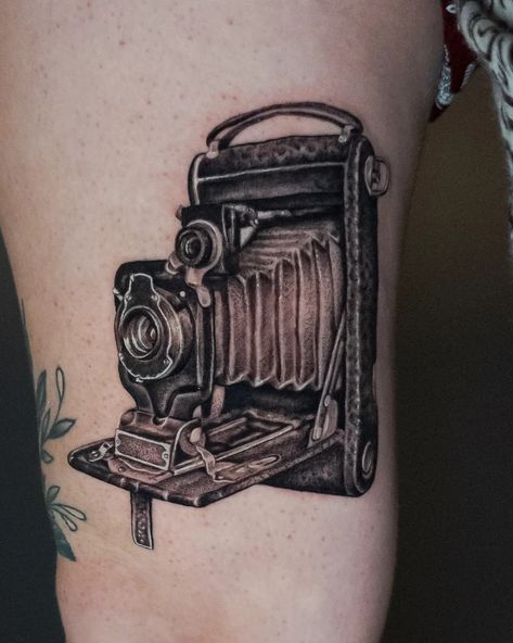 Black and grey realistic tattoo of an old camera on thigh Old Camera Tattoo, Vintage Camera Tattoos, Camera Tattoos, Tattoo Vintage, Folding Camera, Camera Tattoo, Antique Cameras, Old Camera, Vintage Tattoo