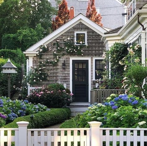 Nantucket cottage 🌿 Nantucket Style Homes, Nantucket Cottage, England Beaches, Nantucket Style, Ranch Exterior, Cottage Exterior, Beach Cottage Decor, Beach Cottage Style, Summer Cottage