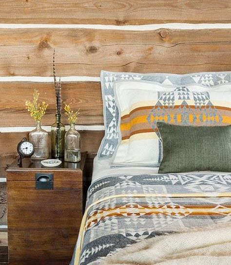 Rustic bedroom Pendleton Bedroom, Wc Decoration, Log Home Living, Design Del Prodotto, Log Homes, Cabin Decor, My New Room, Country Living, Guest Bedroom