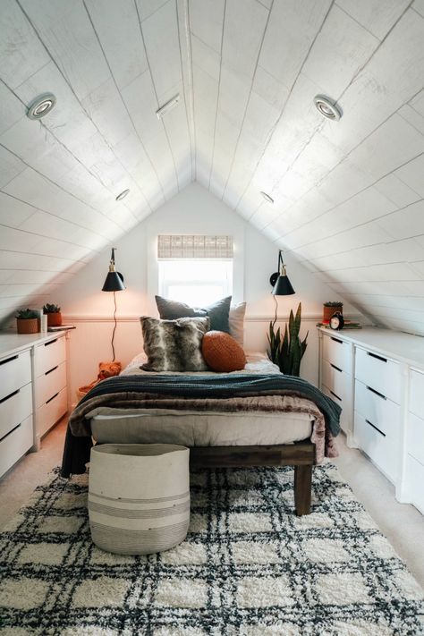 Loft Bedroom Ideas Sloped Ceiling, Bedroom With Slanted Ceiling, Bedroom Sloped Ceiling, Small Loft Bedroom, Slanted Ceiling Bedroom, Dormer Bedroom, Low Ceiling Attic, Sloped Ceiling Bedroom, Low Ceiling Bedroom