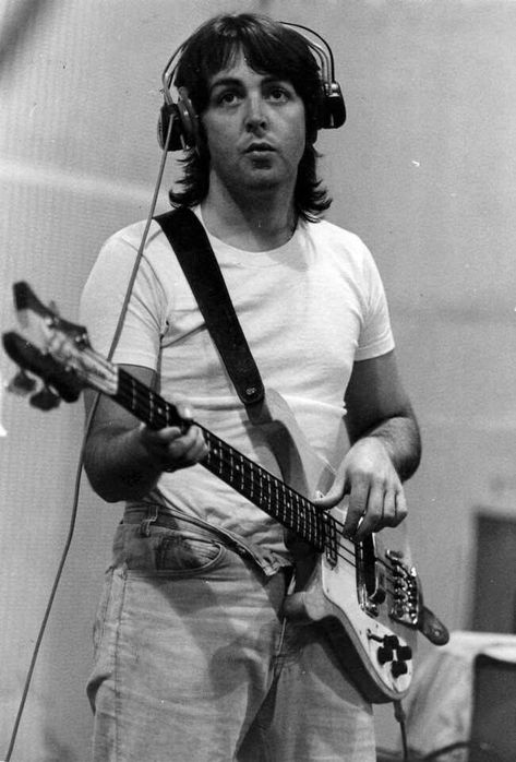 Paul McCartney - Rickenbacker - July 1969 Bass Guitar Quotes, Paul Mccartney And Wings, Linda Mccartney, Sir Paul, Bass Players, Guitar Tips, The Fab Four, Paul George, Abbey Road