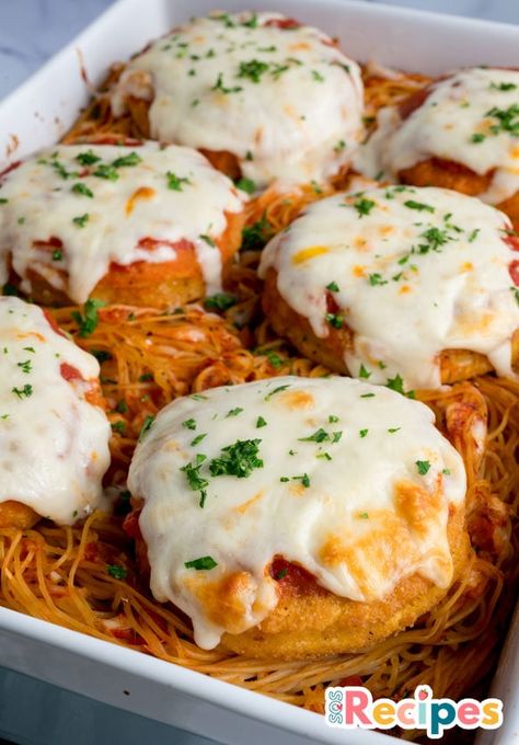 Spaghetti And Chicken Parmesan, Sos Recipe, Baked Spaghetti Recipe, Breaded Chicken Breast, Spaghetti Recipe, Baked Chicken Parmesan, Chicken Patties, Chicken Parm, Baked Spaghetti