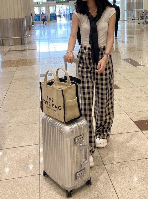 Marhen J Bag Outfit, Marc Jacobs Bag Outfit Street Styles, Marc Jacobs Tote Bag Aesthetic, The Tote Bag Marc Jacobs Outfit, The Tote Bag Outfit, Marc Jacobs Tote Bag Outfit, Airport Tote Bag, Streetwear Influencer, Rimowa Suitcase