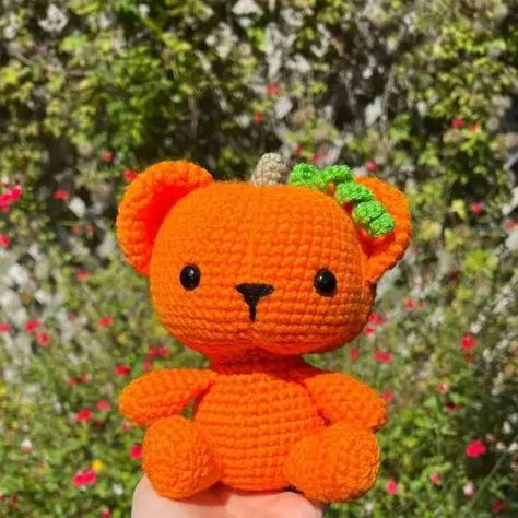 Free Pattern – Pumpkin Bear – Crochet Bear Amigurumi Pattern, Jewelry Making Kids, Crochet Mens Scarf, Indie Craft, Mini Scrapbook Album, Bear Amigurumi, Circular Knitting Machine, Pattern Stamping, Bear Crochet