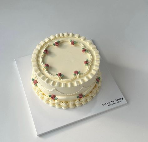 Simple Vintage Cake Designs, Circle Birthday Cake Aesthetic, Simple Aesthetic Cake Design, Circle Cake Designs, Small Vintage Cake, Vintage Cake Simple, Cakes Aesthetic Vintage, Vintage Bento Cake, 20s Birthday Cake