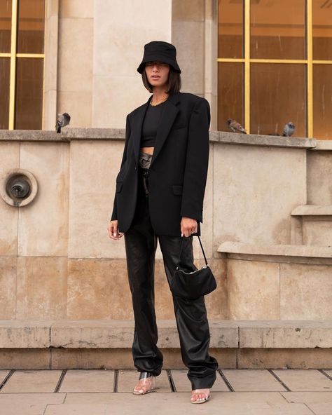 Leather pants + bucket hat + black look Black Bucket Hat Outfit, Bucket Hat Outfit, Black Bucket Hat, Bucket Hat Black, Outfits With Hats, Streetwear Fashion Women, Streetwear Fashion, Bucket Hat, Leather Pants