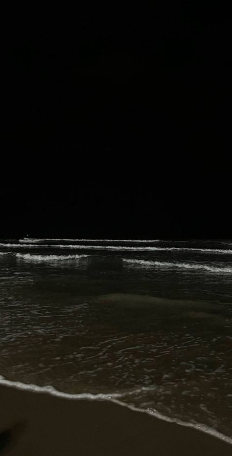 Night At Beach Aesthetic, Night At The Beach Aesthetic, Sea At Night Aesthetic, Night Beach Wallpaper, Sea Night Beach, Beach Night Photos, Night Sky Beach, Dark Sky Aesthetic, Praia Fake Story