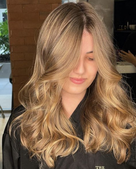 Blonde Hair Black Eyes, Blonde Golden Hair, Light Golden Brown Hair, Rambut Brunette, Bob Hair Color, Honey Brown Hair, Brown Hair Inspo, Long Hair Color, Honey Blonde Hair