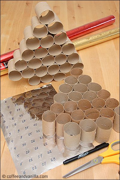 Adventskalender aus Toilettenrollen als Tannenbaum Advent Calendar Tree Diy, Make An Advent Calendar, Diy Kalender, Juleverksted For Barn, Homemade Advent Calendars, Jul Diy, Upcycled Kitchen, Clean Crafts, Coffee Vanilla