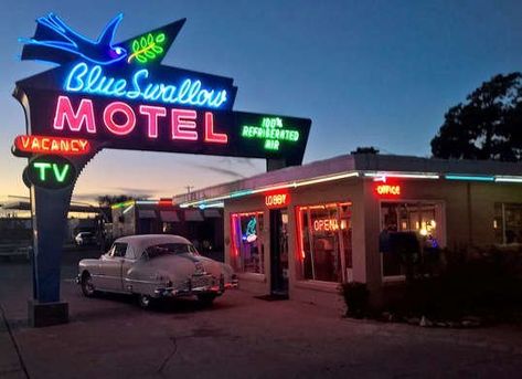 15 Classic Roadside Motels You Can Visit Along America's Highways Roadside Landscaping, American Motel, Blue Swallow Motel, Blue Swallow, Urban Design Concept, American Road, Haunted Hotel, Long Road Trip, Classic Americana