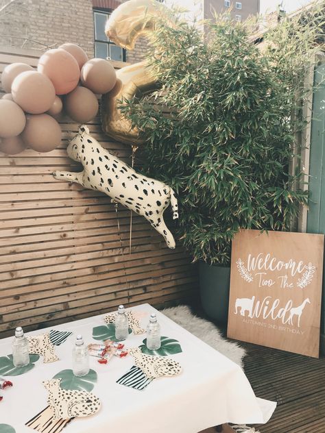 Boho Animal Birthday Party, Neutral Animal Birthday Party, Boho Jungle Birthday Party, Safari Animal Balloons, Meri Meri Safari Party, Modern Safari Birthday Party, Boho Safari Birthday Party, Safari Party Decor, Safari Kids Party