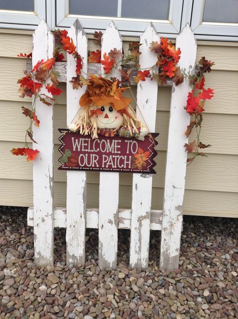 fall porch decor Fall Yard Decor, Fall Landscaping, Fall Carnival, Fall Decor Diy Crafts, Fall Porch Decor, Halloween Craft Projects, Fall Flower Arrangements, Fall Deco, Hay Bales