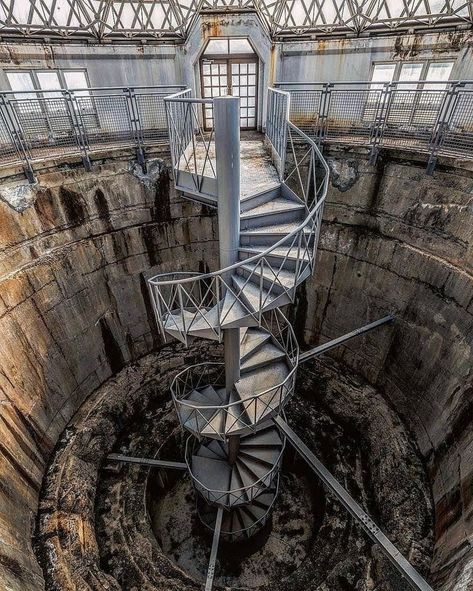 Beautiful Abandoned Places, Real Haunted Houses, Apocalypse Aesthetic, Travel Around Europe, Spiral Stairs, Strange Places, Abandoned Mansions, Lake Pictures, Haunted Places