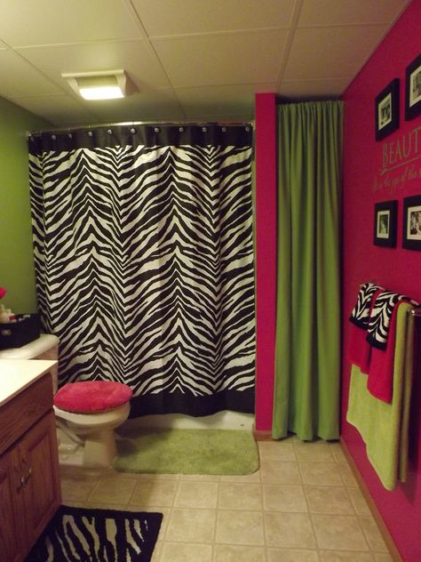 Bathroom! Y2k Bathroom Ideas, Trashy Y2k Bathroom, Mcbling Bathroom, Y2k Bathroom, Trashy Y2k Bedroom, Mcbling Trashy Y2k, 2000s Room, Y2k Bedroom, Goth Home Decor