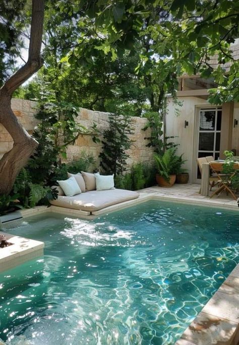 Family Pool Ideas, Small Pool Ideas, Chic Backyard, Backyard Pool Design, Dream Backyard Pool, Courtyard Gardens, Pools Backyard Inground, Dream Life House, Small Pool Design