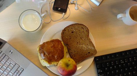 How to make your desk lunch less sad Desk Lunch, Motivation Productivity, Women In Tech, Money Honey, French People, Office Lunch, Money Motivation, Lunch Room, Job Satisfaction