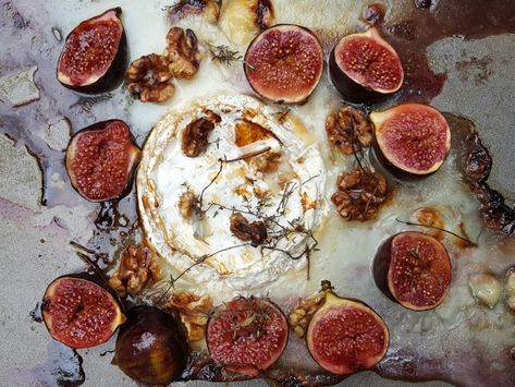 Baked Camembert with figs and walnuts - CookTogether Italian Food Party, Camembert Recipes, Party Nibbles, Nibbles For Party, Baked Camembert, Italian Party, Goat Cheese Recipes, Veg Food, Yummy Meals