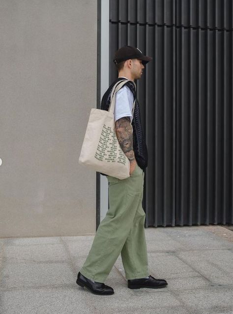 Men With Tote Bags, Men Tote Bag Outfit, Men Tote Bag Fashion Street Styles, Cargo Pants And Loafers, Tote Bag Outfit Aesthetic, Outfit Totebag, Styling Cargo Pants, Lawful Neutral, Men Tote Bag