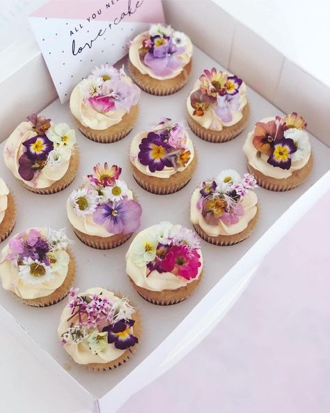 Purple Wedding Desserts, Garden Cupcakes, Bakery Cupcakes, Dessert Packaging, Shower Cupcakes, Flower Cupcakes, Dandelion Recipes, Cute Cupcakes, Wedding Cupcakes