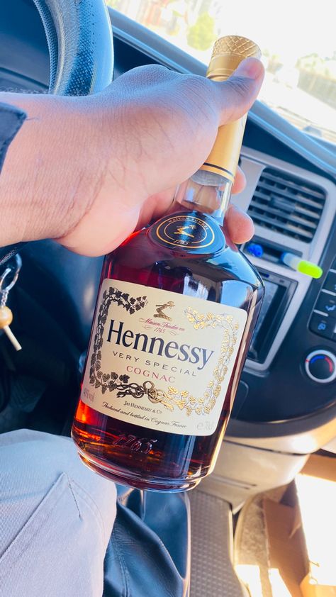 Hennessy Aesthetic, Hennessy Very Special Cognac, Hennessy Bottle, Pretty Alcoholic Drinks, Alcohol Aesthetic, Healthy Food Dishes, New Photo Download, Pretty Drinks, Snap Food