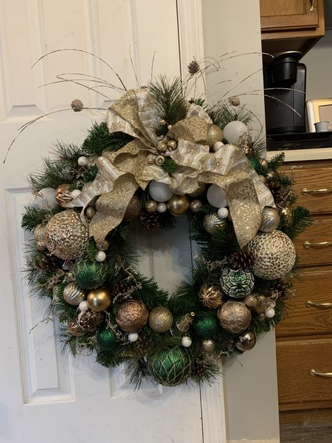 Silver And Gold Wreath, Silver Wreath, Silver Christmas Decorations, Red Wreath, Advent Wreath, Silver Decor, Silver Christmas, Green Christmas, Gold Christmas