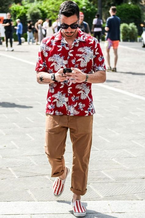 Floral Shirt Outfit, Tatto Boys, Fashion Souls, Mens Summer Fashion Beach, Men Streetstyle, Japan Fashion Street, Tropical Outfit, Hawaii Outfits, Mens Summer Outfits