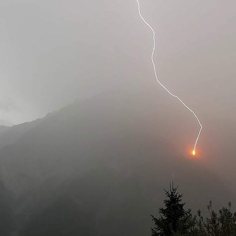 Just wanted to capture the fog and suddenly a lightning striked. Lightning Strikes, The Fog, Perfect Timing, Nature Aesthetic, The Last Airbender, Amazing Nature, Devon, Mother Nature, Attack On Titan