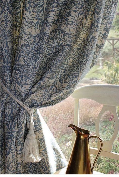 Lounge Wallpaper Ideas, Wood Pattern Wallpaper, William Morris Interior, Wallpaper William Morris, Lounge Wallpaper, Lounge Curtains, Sugar Symptoms, Arts And Crafts Interiors, Morris Homes