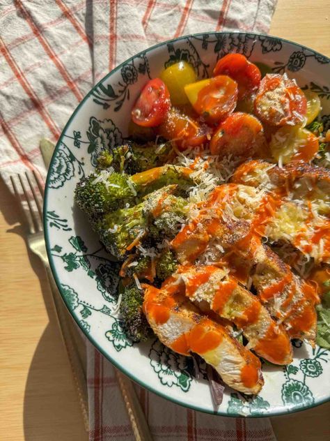 Copycat Sweetgreen Chicken Pesto Parm Salad Recipe - Munchies By Mallory Sweet Green Copycat, Pesto Vinaigrette, Pesto Dressing, Egg Bites Recipe, Cooking Wild Rice, Italian Breadcrumbs, Chicken Pesto, Spring Mix, Roasted Broccoli