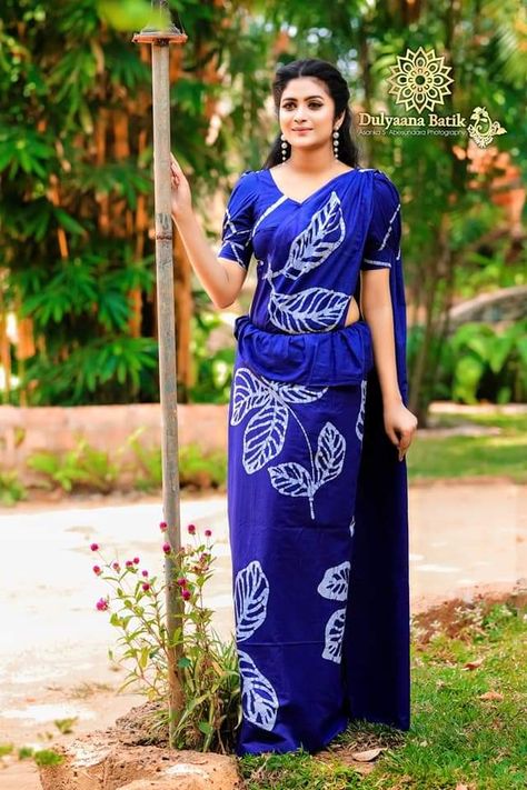 Sinhalese people Traditional wedding Saree Osari kandyan Sinhala Beautiful Girls Boys Men Women Osari Sri Lanka, Sri Lanka Traditional Dress, Kandyan Saree Designs, Osari Designs, Bathik Saree, Traditional Wedding Saree, Kandyan Saree, Saree Drape, Simple Frocks