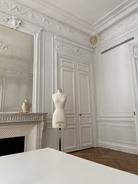 Room Decor Classy, Chic Room Decor, Parisian Interior, Chic Room, Classy Girl, Apartment Aesthetic, Parisian Apartment, Dream Apartment, Elegant Art