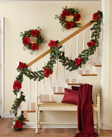 Christmas Stairs Decorations, Christmas Stairs, Christmas Staircase, Lighted Wreaths, Traditional Christmas Decorations, Christmas Living Rooms, Christmas House, Holiday Home Decor, Christmas Deco